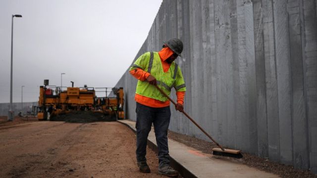 Trabajador en el muro entre Estados Unidos y México a la altura de Mission, Texas