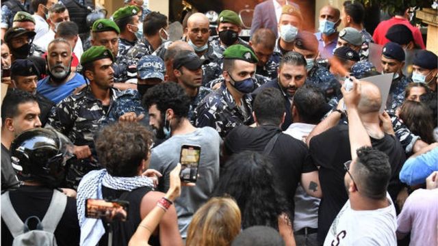 أقارب ضحايا انفجار مرفأ بيروت يتظاهرون أمام منزل وزير الداخلية مطالبين بمحاكمة عادلة للمتهمين.