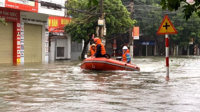 Hundreds of thousands of people are in need of urgent shelter, safe drinking water and food, the Red Cross says