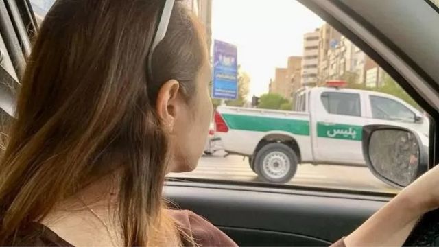 مخالفت‌ زنان ایرانی با حجاب اجباری در ایران در ماه های اخیر وارد مرحله تازه‌تری شده است