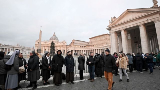 З самого ранку до Собору Святого Петра у Ватикані йдуть віруючі, які бажають попрощатися з Бенедиктом XVI.