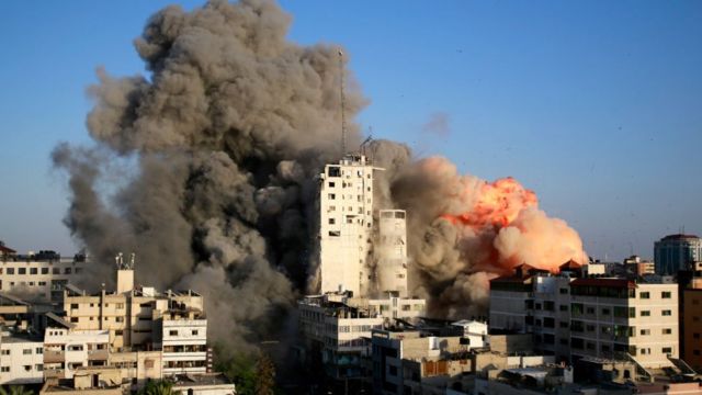 El humo y las llamas se elevan desde una torre destruida por los ataques aéreos israelíes en Gaza.