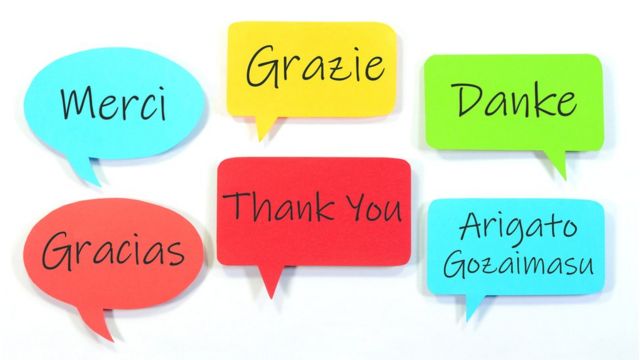 Un panel que dice "Gracias" en varios idiomas.