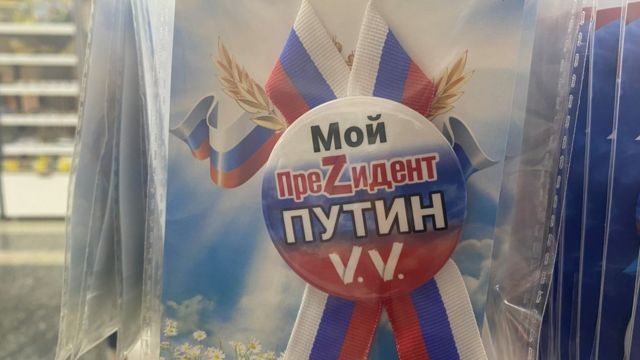 "Putin benim başkanım" yazan rozette, Kiril alfabesinde olmayan Z harfi kullanılmış