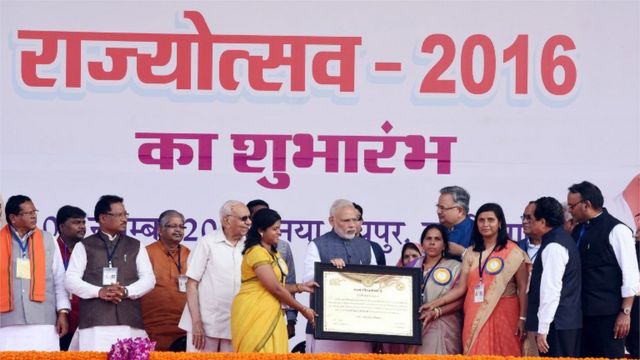 मुंगेली के अधिकारियों के साथ प्रधानमंत्री नरेंद्र मोदी