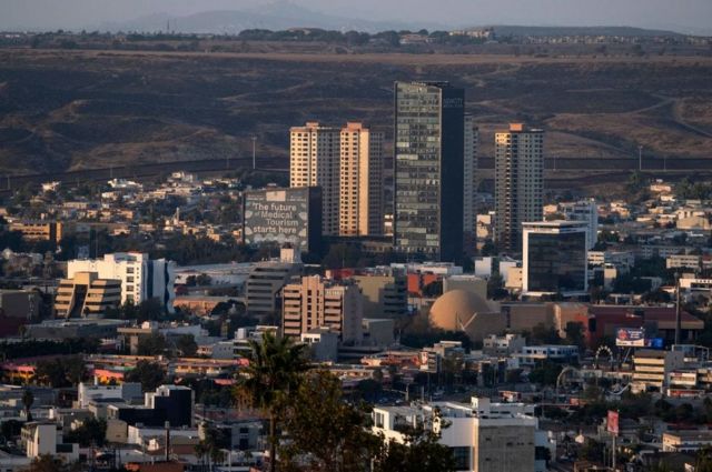 El complejo New City Medical Plaza se encuentra cerca de la valla fronteriza entre México y Estados Unidos en Tijuana, Baja California