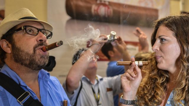 Turistas fuman tabaco en Cuba
