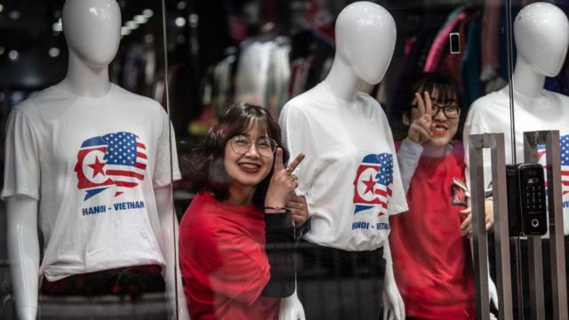 Trên đường phố Hà Nội bắt đầu xuất hiện nhiều chiếc áo thun in hình hai nhà lãnh đạo Mỹ-Triều