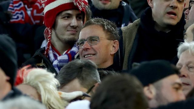 Ralf Rangnick (en el centro) vio el partido contra el Dortmund junto a los aficionados del Leipzig.