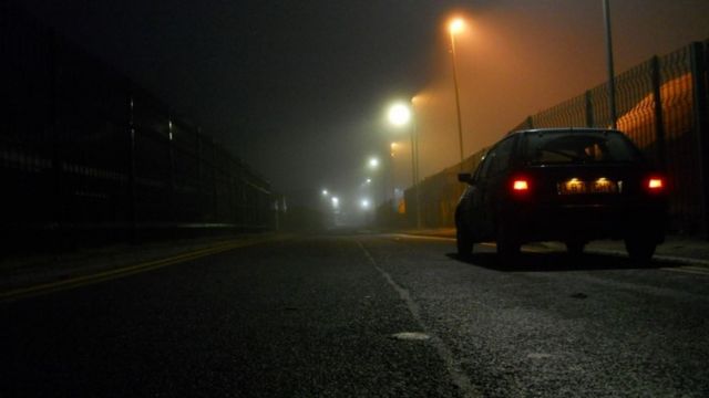 مشهد الشارع ليلا مع سيارة قديمة بواسطة سكوت إيوارت