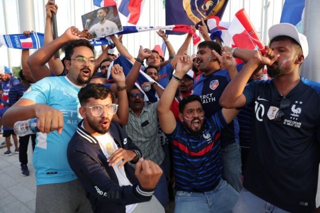 Aficionados apoyando a Francia en Doha, Qatar
