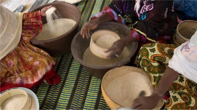 De nombreuses familles sénégalaises préparent souvent une assiette supplémentaire pour que tout visiteur qui arrive à l'improviste ait quelque chose à manger.