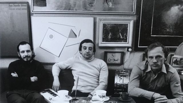 Музыканты в окружении живописи. Владимир Чекасин, Вячеслав Ганелин и Владимир Тарасов в квартире Тарасова в Вильнюсе. 1981 г. Фото Григория Таласа