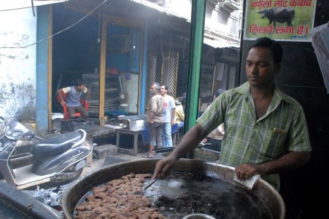 Homem prepara kebabs com carne de vaca na Índia