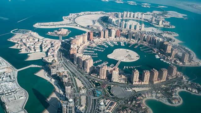 Una vista de la isla artificial conocida como The Pearl ("La Perla") frente a la costa de Doha, Qatar.