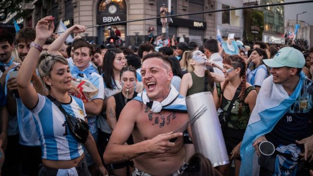 Fans of the Argentine national team in the city of Buenos Aires supporting their team the day of the Qatar 2022 FIFA World Cup final against the France national football team in front of the obelisk of Plaza de la Republica, Buenos Aires, Argentina on December 18, 2022.