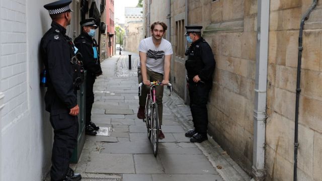 Polisi menjaga Oriel College, bagian dari Universitas Oxford