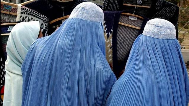 صورة ثلاث نساء في الزي الأفغاني