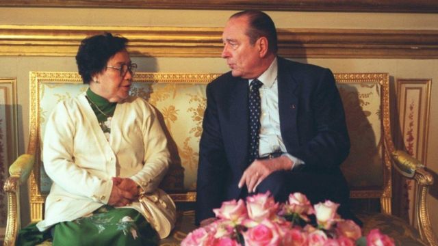 Bà Nguyễn Thị Bình nói chuyện với ông Jacques Chirac