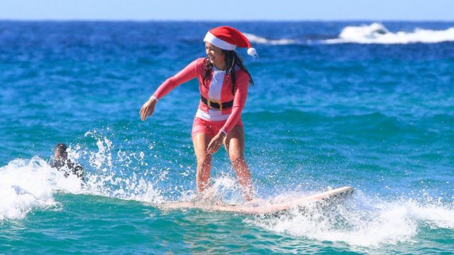 En Australie, mère Noël oublie son traineau et se met au surf.