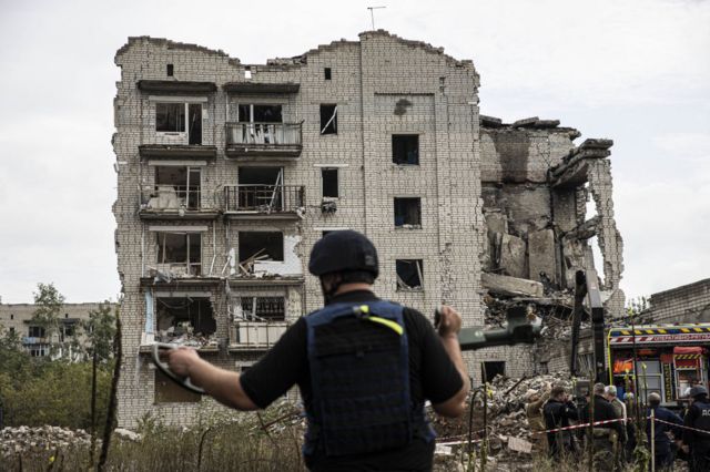 Sebuah bangunan yang hancur di Izyum, salah satu kota di wilayah Kharkiv, yang direbut kembali oleh pasukan Ukraina