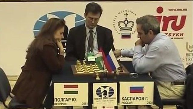 Viktor Korchnoi plays chess against Karpov. News Photo - Getty Images