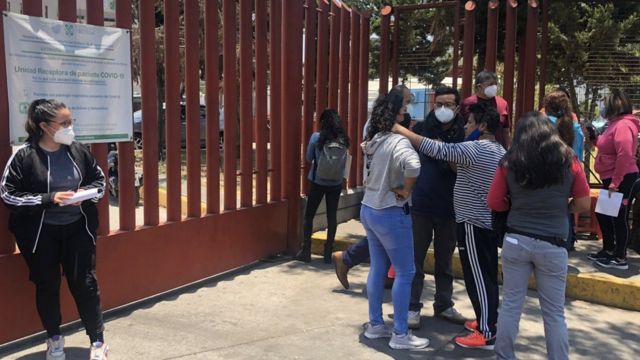 Familiares de las víctimas en la entrada del hospital Belisario Domínguez.