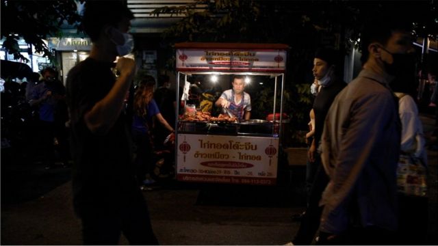 A vendor who sells fried chicken.