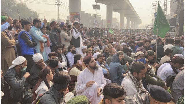 A congregation of TLP supporters in Lahore, who travelled from across the country