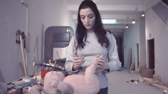 Slika Marisol Escobar v njenem studiu leta 1969