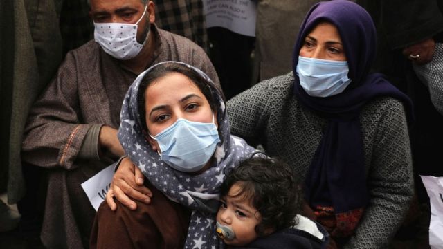 17 नवंबर को श्रीनगर में विरोध प्रदर्शन करता कारोबारी मुदासिर गुल का परिवार