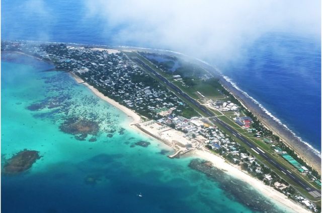 从空中俯瞰图瓦卢（Tuvalu）首都富纳富提（Funafuti）。这个由八个有人居住的岛屿组成的国家，平均海拔仅两米。