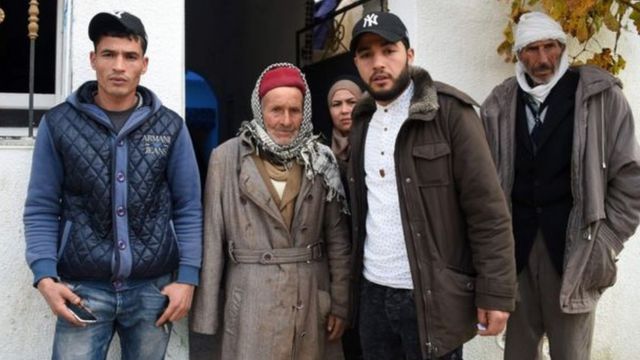 أفراد عائلة العماري: أبوه وأخوه وليد في أقصى اليسار وأخوه عبد القادر كلهم قالوا إنهم شعروا بالصدمة عند سماع الأخبار
