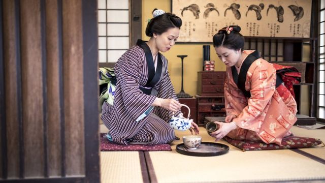 Dos geishas sirviendo el té