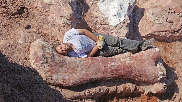 Diego Pol a un costado de un hueso de patagotitan