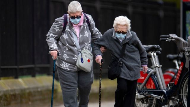 Gente mayor con tapabocas en Londres.