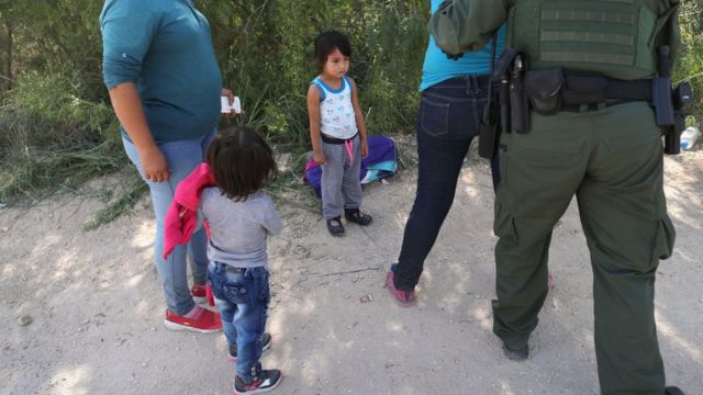 Guardas fronterizos detienen a mujeres centroamericanas con sus hijos.