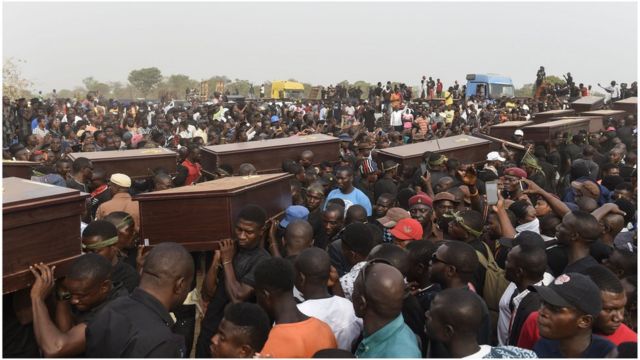 Awọn eeyan n gbe oku awọn ti awọn darandaran fulani kan pa nipinlẹ Benue