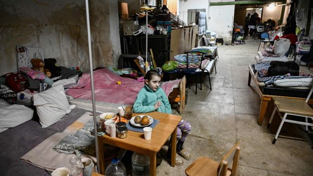 Una niña en el sótano del hospital