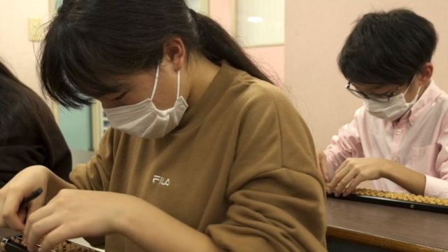 Estudiantes en una clase de ábaco en Japón.