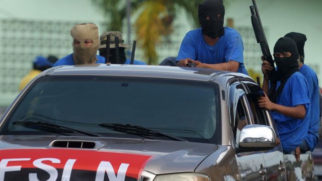 Paramilitares con armas en una camioneta