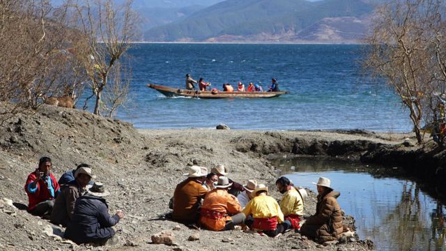 Pobladores del lago Lugu