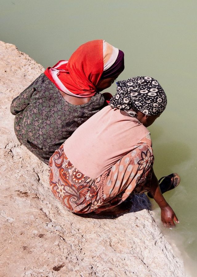 Deux femmes regardant dans l'eau