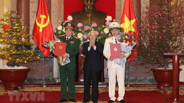 Tổng bí thư, Chủ tịch nước Nguyễn Phú Trọng sáng 29/1 đã trao quyết định thăng quân hàm cấp Đại tướng cho Bộ trưởng Công an Tô Lâm và Chủ nhiệm Tổng cục chính trị Lương Cường.