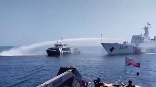 中国海警局の船（右）がフィリピンの船に向かって放水銃を発射する様子を捉えた映像の静止画