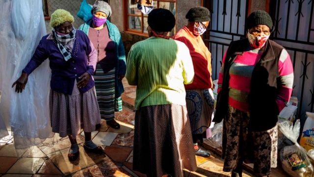 Des retraités vérifient leurs colis alimentaires distribués par Meals on Wheels à Tsakane, Ekurhuleni, le 6 juillet 2020