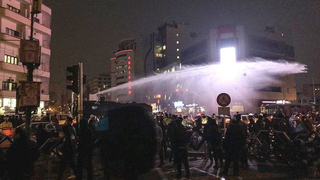 تلویزیون ایران: در اعتراضات یکشنبه شب 'حدود ۱۰ نفر' کشته شدند - BBC