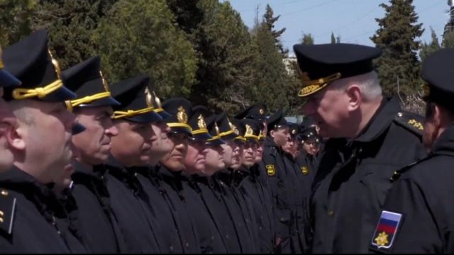 Un grupo de marinos rusos señalados como sobrevivientes del Moskva