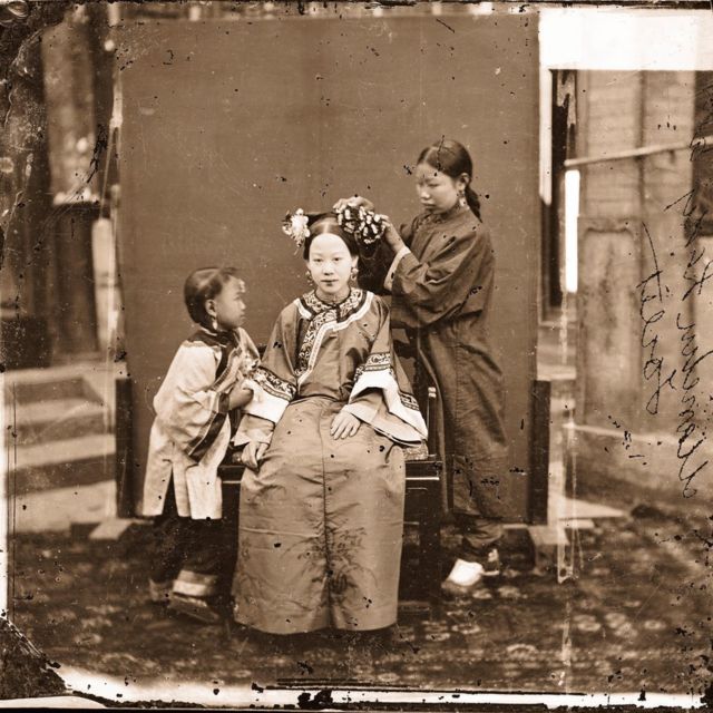 婢女正在为一位满族女子梳头（北京，1871-72年）。(photo:BBC)