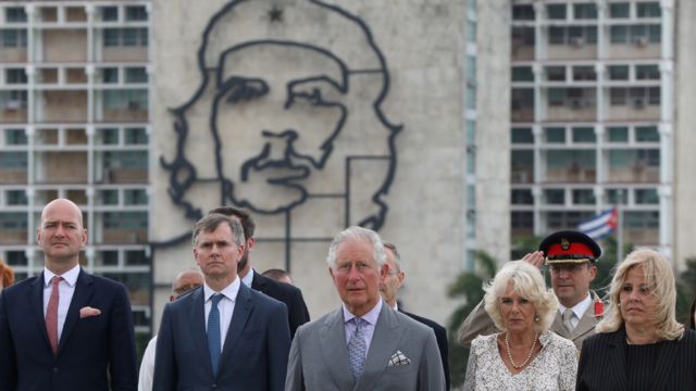 查尔斯王储夫妇在切·格瓦拉像前的照片。英国希望鼓励古巴继续改革开放，走市场经济道路。(photo:BBC)